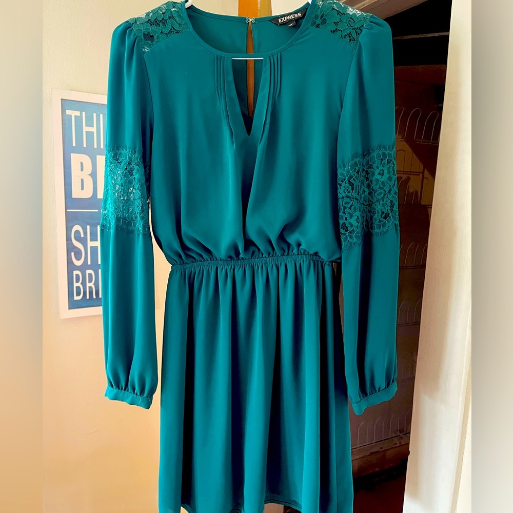 Green dress with lace in mid sleeves